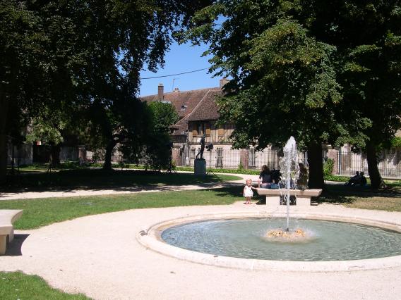  Fontaine du jardin du musée Saint-Loup